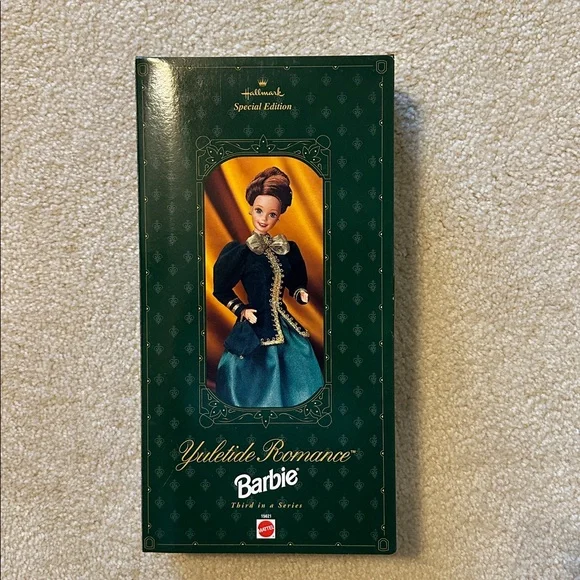 Hallmark Yuletide Romance Barbie in Green and Gold - Picture 2 of 3